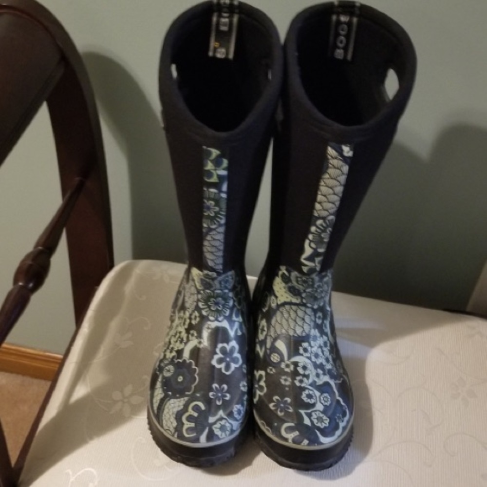 Never been used Bogs rain boot great pattern And quality